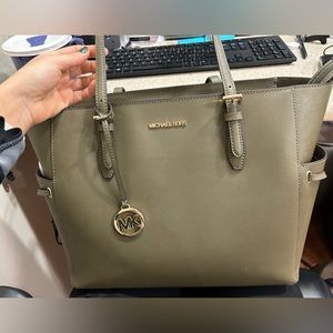 MK large Gilly tote Olive green